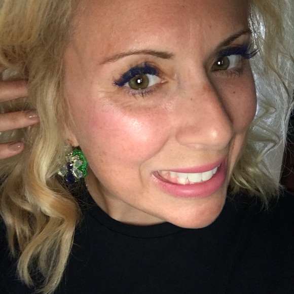 MEET YOUR POSHER, Meredith - Picture 1 of 2